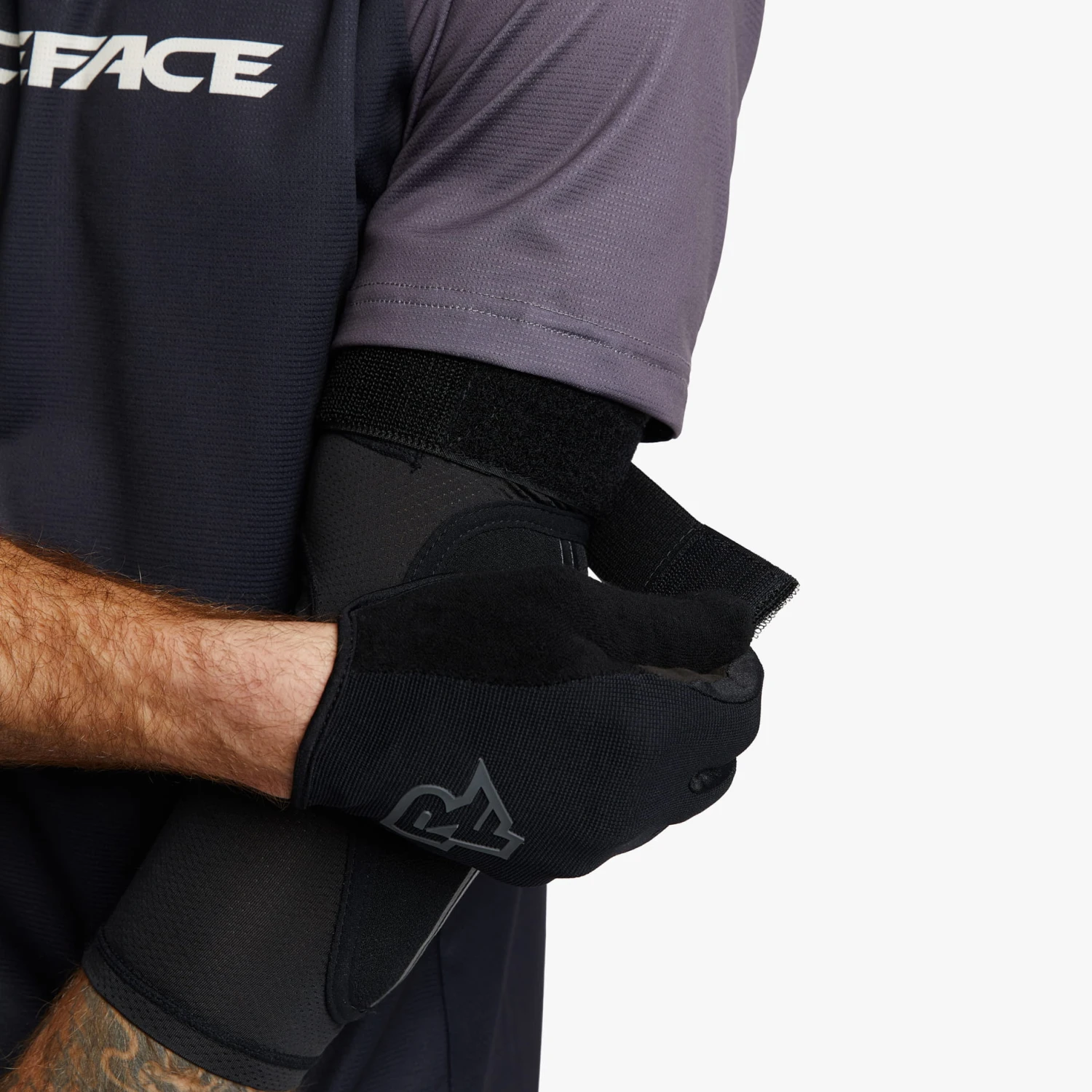 Race Face Indy Elbow - Stealth - Image 4